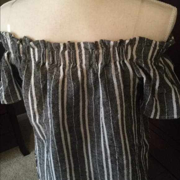 Active USA..grey and white off the shoulder top - Picture 2 of 6